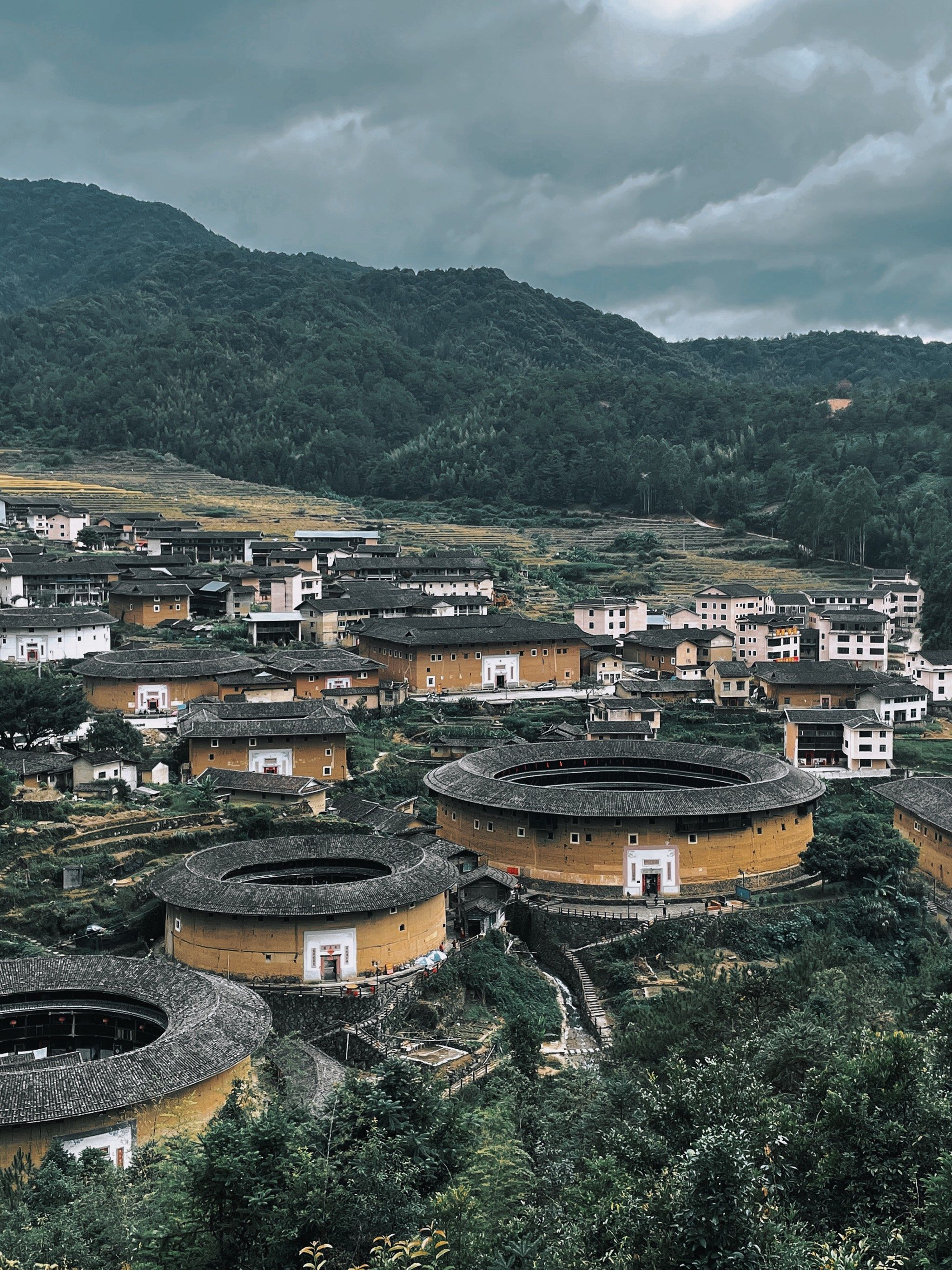 福建土楼的空间密码：客家风水与防御建筑的完美融合