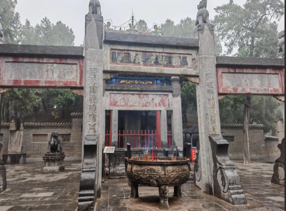 关羽墓的"头在洛阳身在当阳"：英雄墓葬的传奇