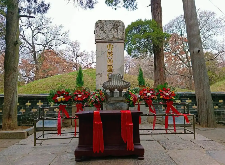 孔子墓的"携子抱孙"格局：曲阜孔林的家族伦理空间