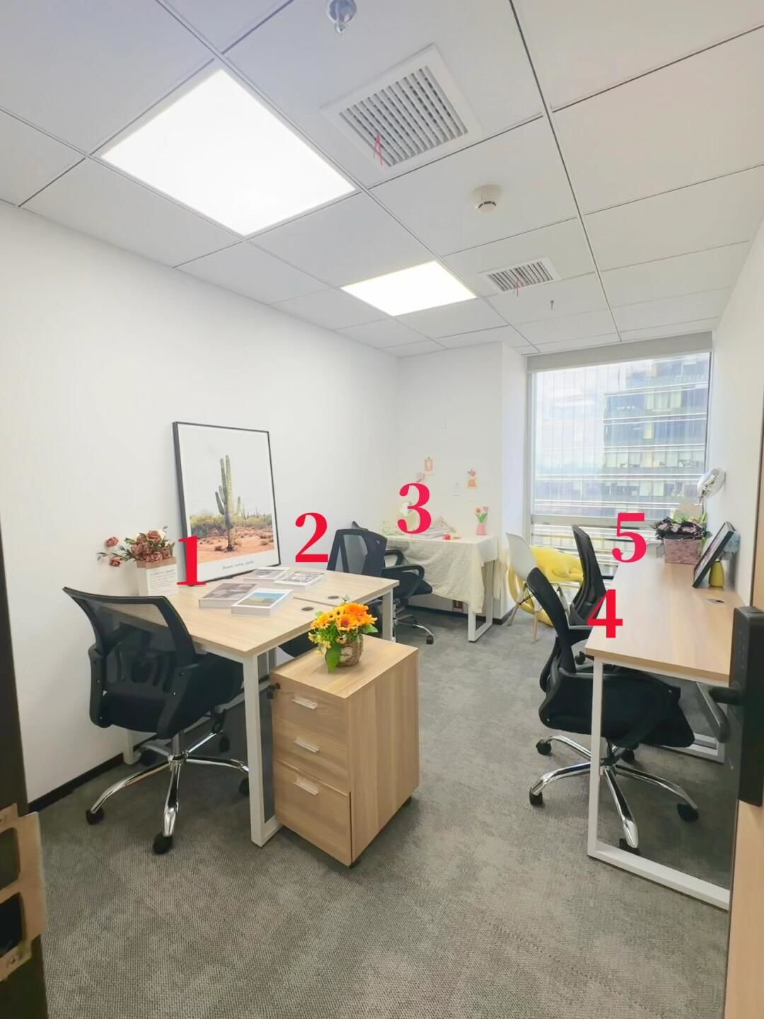 办公室座位怎么选？背有靠、视野开阔的心理学依据